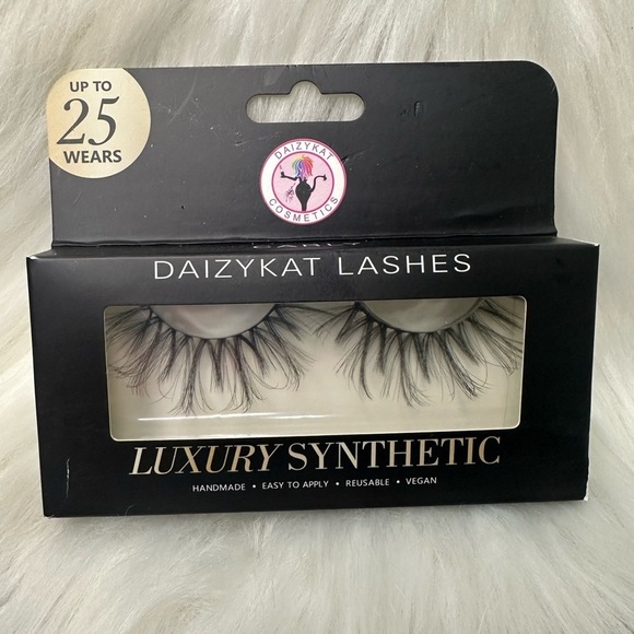 Carly 4D Luxury Handmade Lashes – Fluffy, Lightweight, Easy to Apply - Picture 2 of 2